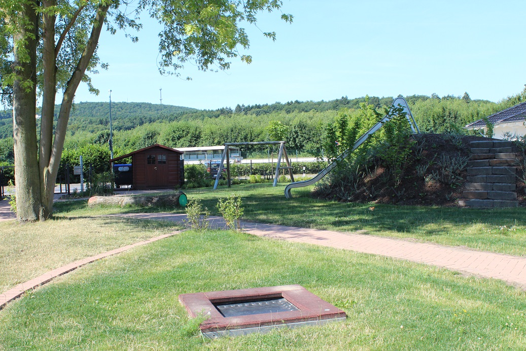 Außengelände - Rutsche